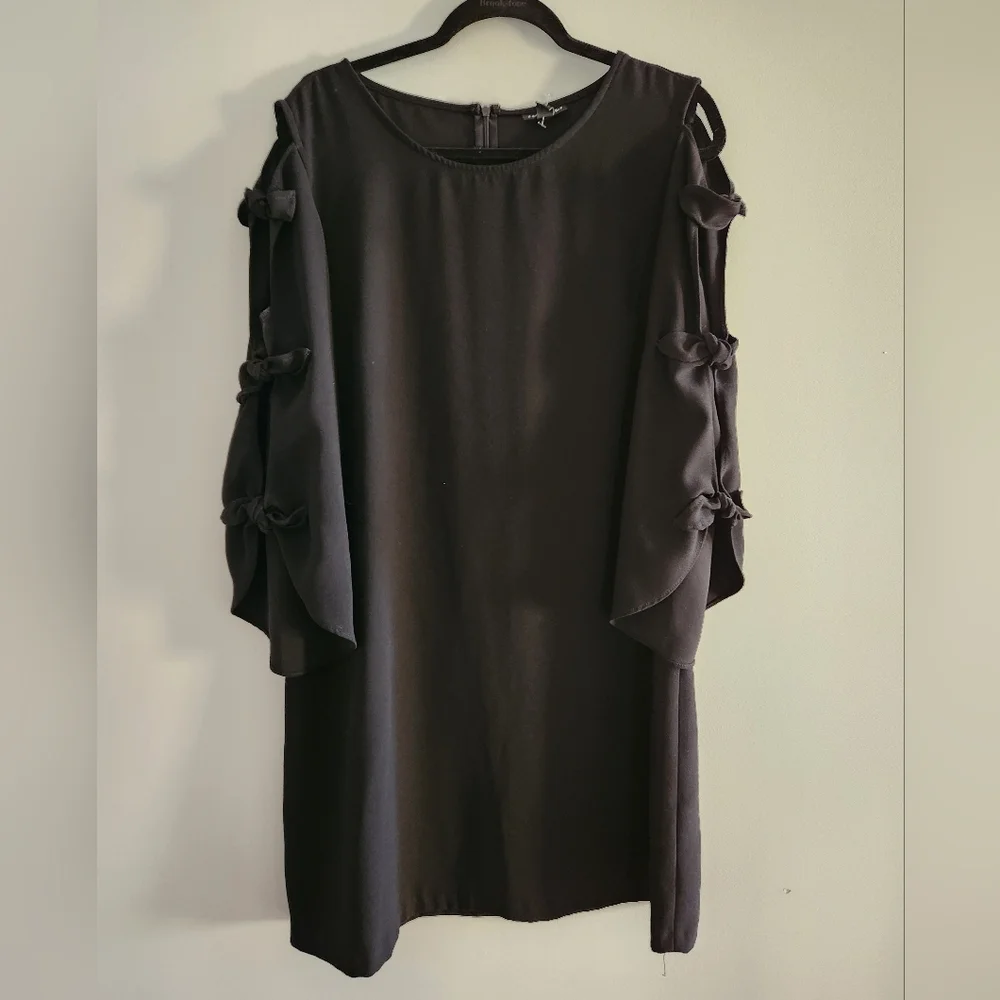 EUC Roz and Ali Black Dress with elegant tie sleeves.  Stunning.  Size 14
